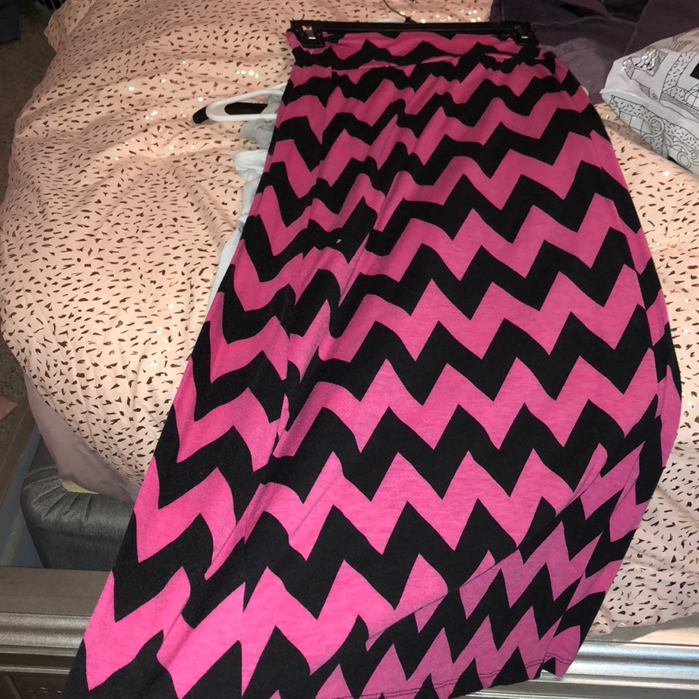 Zig zag pink and black long skirt
